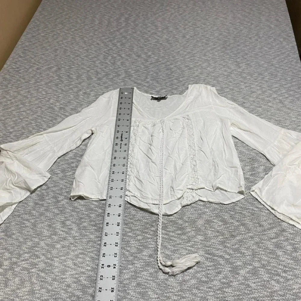 Kendall + Kylie white crop bell sleeves blouse/tie front detail  M. SKU-B727